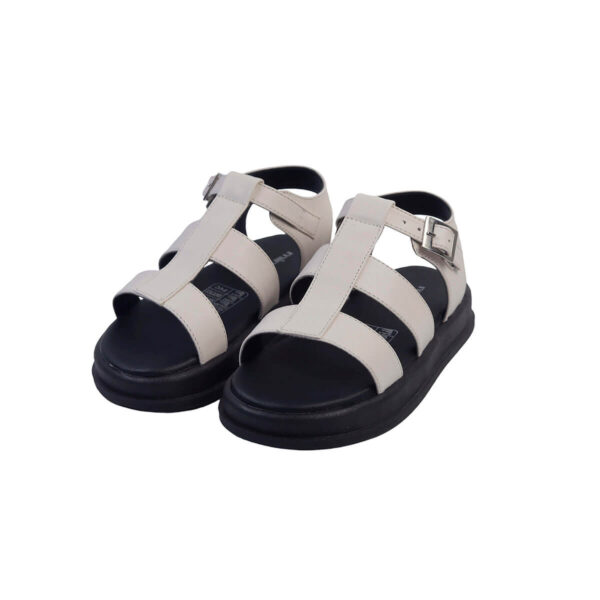 Estas son sandalias para niñas, de color blanco con tiras negras. El diseño es simple pero elegante, perfecto para cualquier ocasión informal. Están fabricados con un material resistente que garantiza su durabilidad.