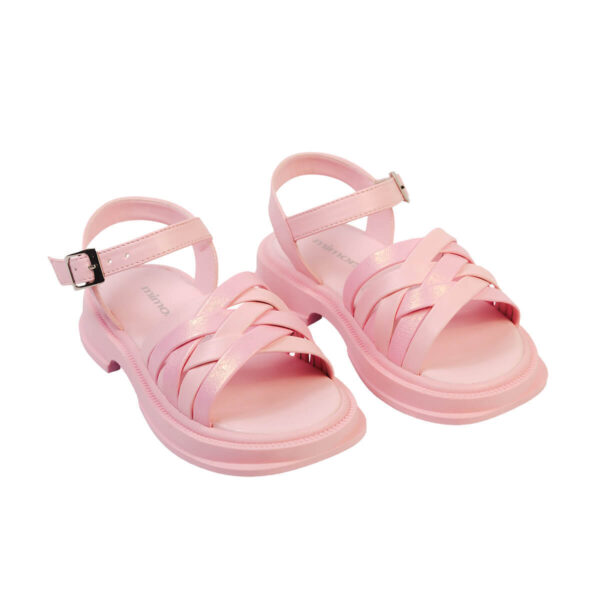 Un par de sandalias Morganita para niñas, con correas y hebillas, color rosa pálido, confeccionadas en material sintético.