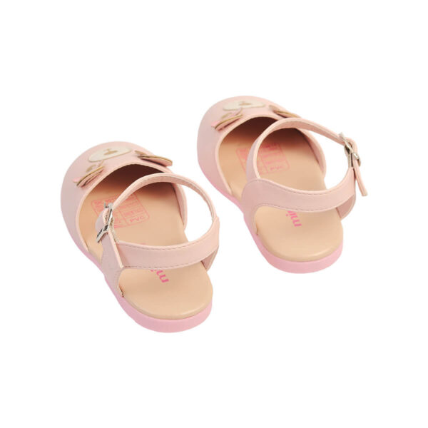 Un par de sandalias Yogui rosadas para niñas, decoradas con lazos. Fabricadas en material suave y flexible.